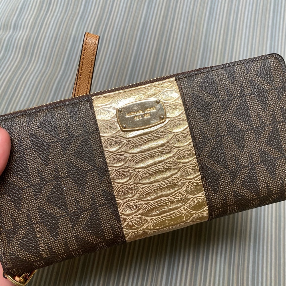 MICHAEL KORS STRIP WALLET/WRISTLET